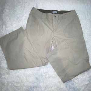 Columbia Cropped Khaki pants
